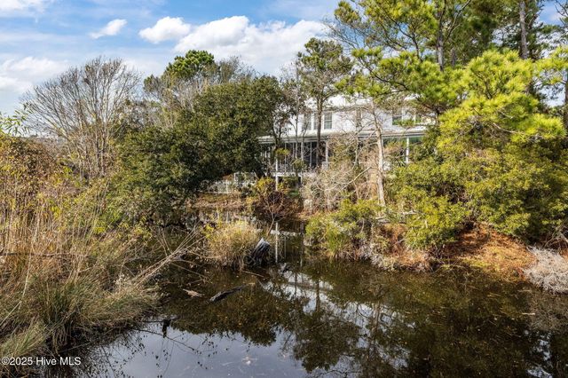 320 Governor Safford Lane, Emerald Isle, NC 28594