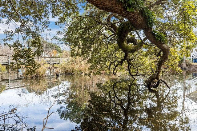 320 Governor Safford Lane, Emerald Isle, NC 28594