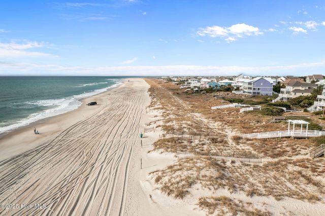 320 Governor Safford Lane, Emerald Isle, NC 28594