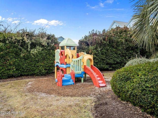 320 Governor Safford Lane, Emerald Isle, NC 28594