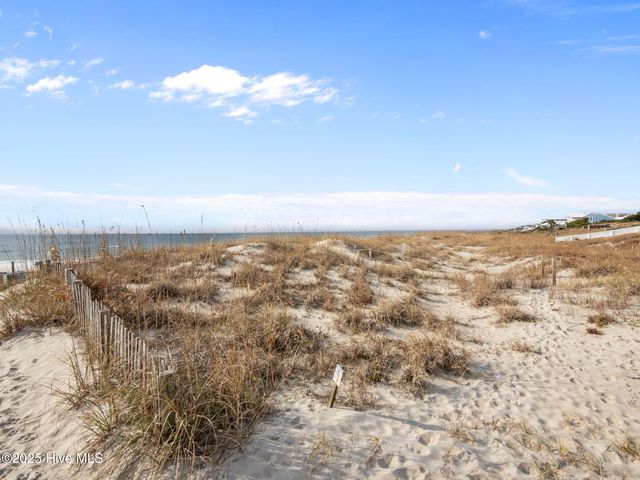 320 Governor Safford Lane, Emerald Isle, NC 28594