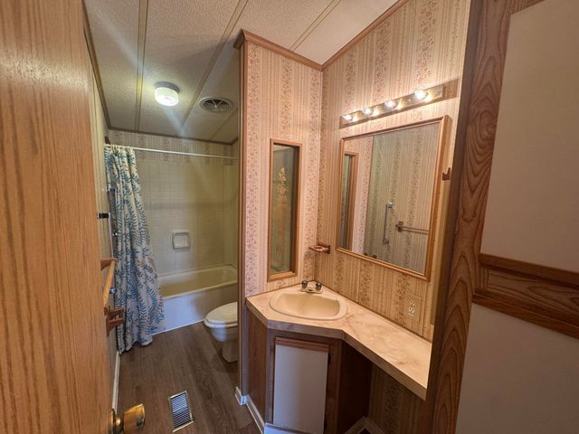 2633 SW Obsidian Avenue 100, Redmond, OR 97756