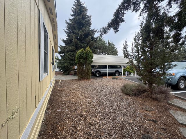 2633 SW Obsidian Avenue 100, Redmond, OR 97756