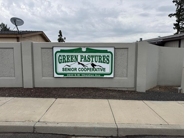 2633 SW Obsidian Avenue 100, Redmond, OR 97756