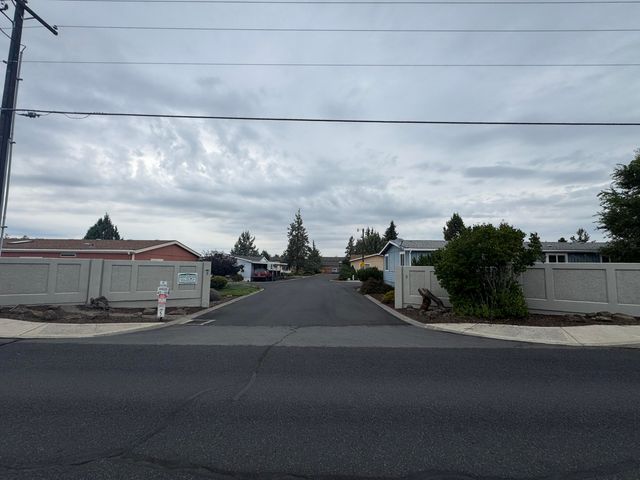 2633 SW Obsidian Avenue 100, Redmond, OR 97756