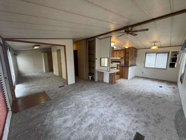 2633 SW Obsidian Avenue 100, Redmond, OR 97756