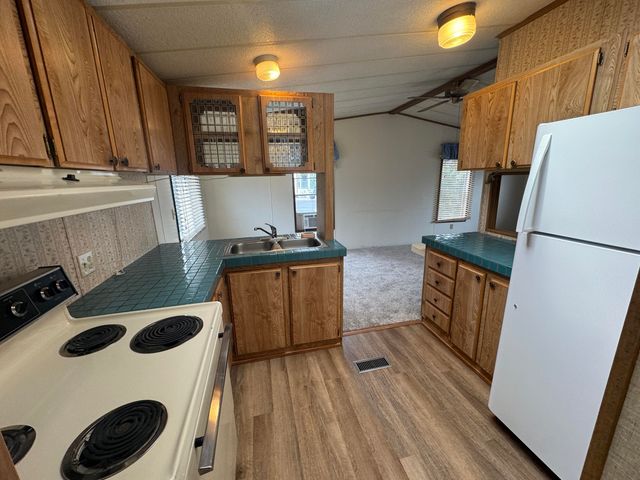 2633 SW Obsidian Avenue 100, Redmond, OR 97756