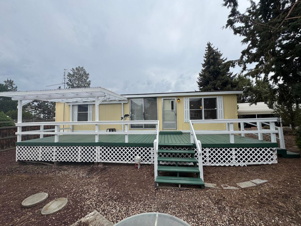 2633 SW Obsidian Avenue 100, Redmond, OR 97756