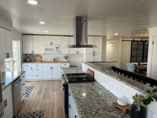 5720 S OAKWOOD DR, South Ogden, UT 84405