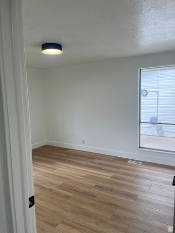 5720 S OAKWOOD DR, South Ogden, UT 84405
