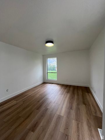 5720 S OAKWOOD DR, South Ogden, UT 84405