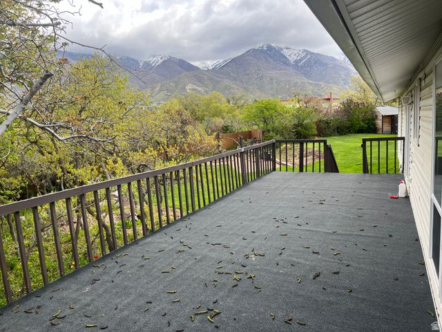 5720 S OAKWOOD DR, South Ogden, UT 84405