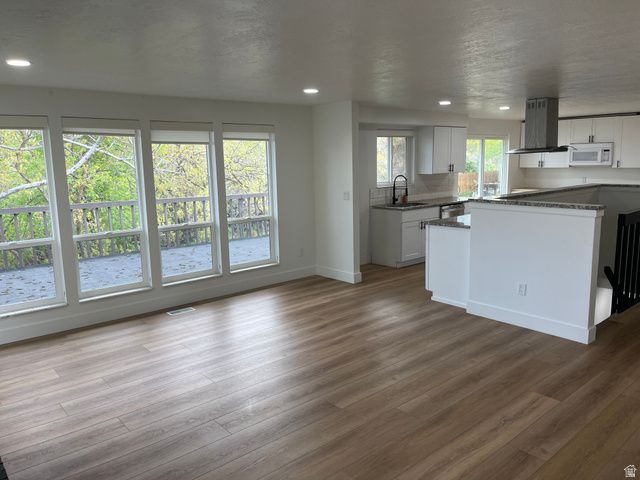 5720 S OAKWOOD DR, South Ogden, UT 84405