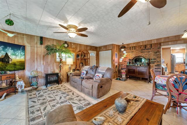 2913 18th Avenue N, Texas City, TX 77590