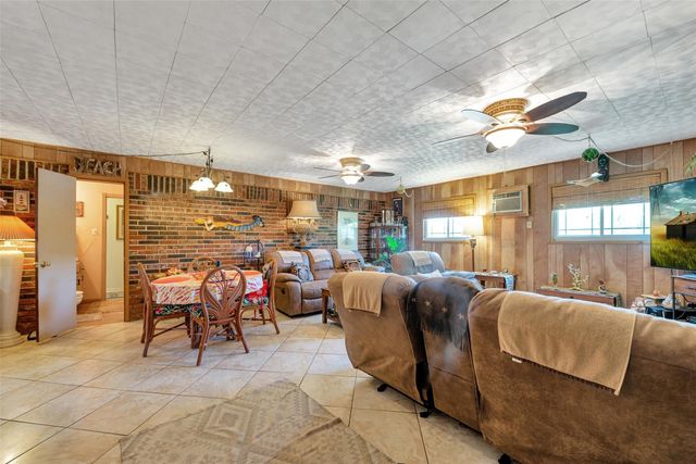 2913 18th Avenue N, Texas City, TX 77590