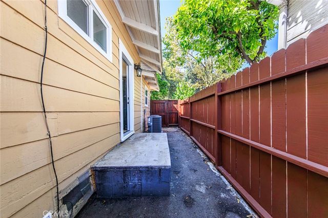 566 Oak Street, Glendale, CA 91204