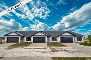 1704 REDBUD Circle # 103, Eldridge, IA 52748