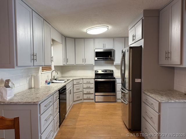 908 Colonial Court, Pryor, OK 74361