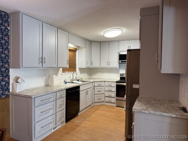 908 Colonial Court, Pryor, OK 74361