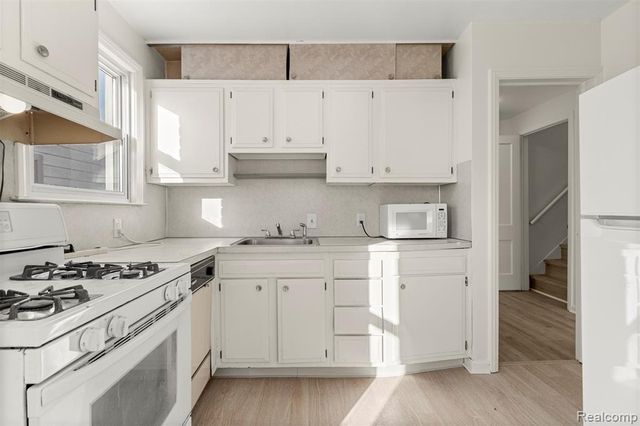 24820 New York Street, Dearborn, MI 48124