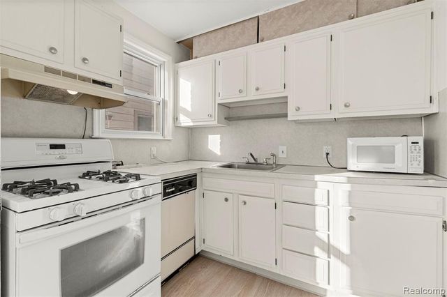 24820 New York Street, Dearborn, MI 48124