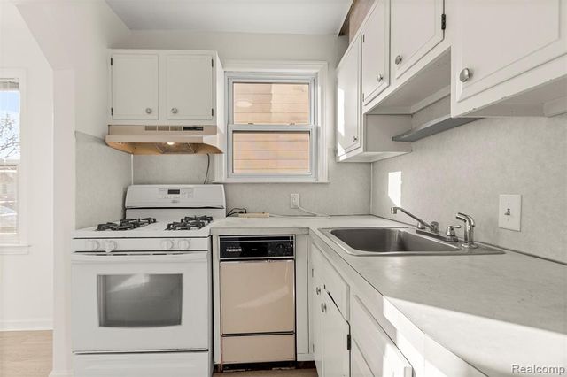 24820 New York Street, Dearborn, MI 48124