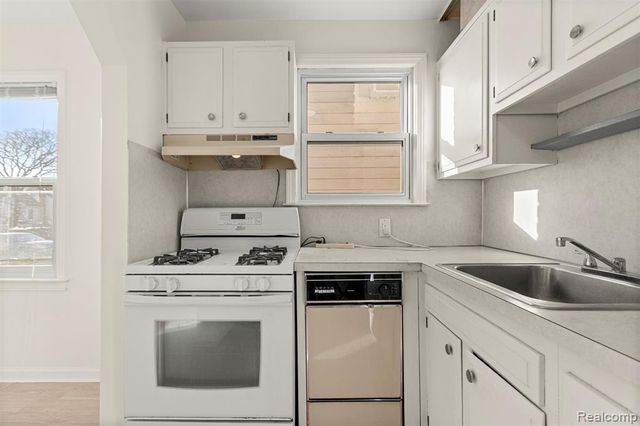 24820 New York Street, Dearborn, MI 48124