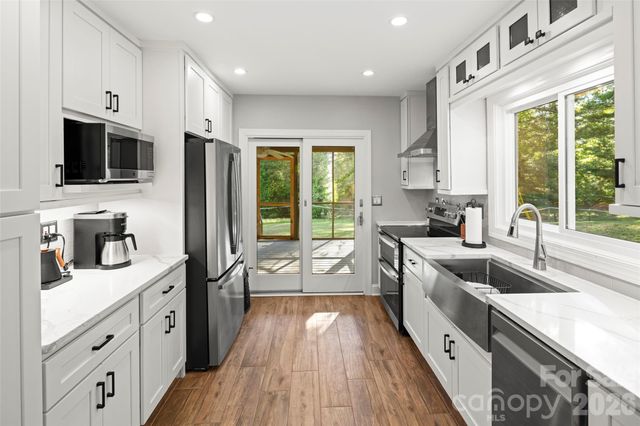 229 Sandstone Lane, Hendersonville, NC 28739