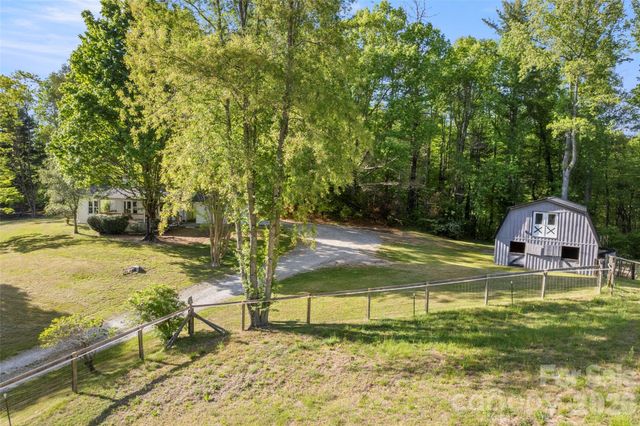 229 Sandstone Lane, Hendersonville, NC 28739