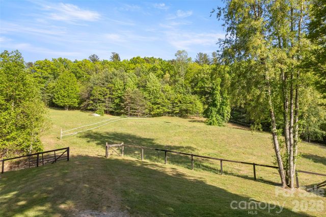 229 Sandstone Lane, Hendersonville, NC 28739