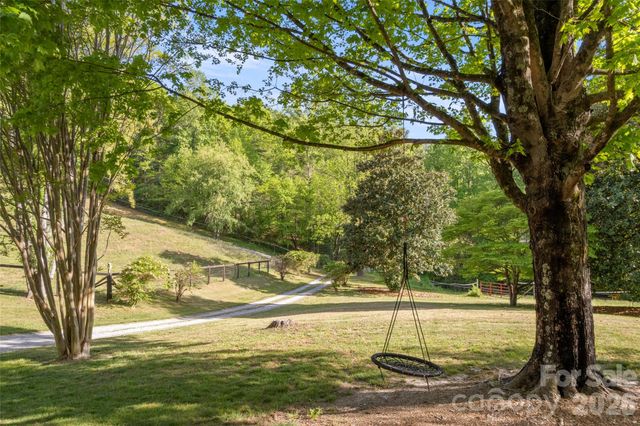 229 Sandstone Lane, Hendersonville, NC 28739