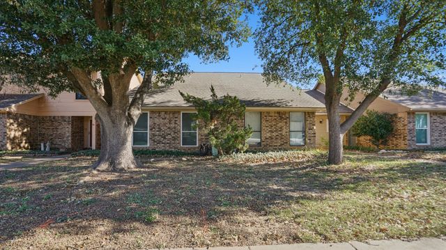 25 Gittiban Place, Pantego, TX 76013