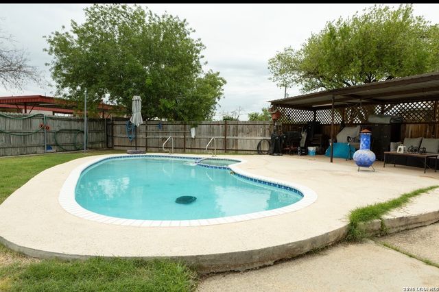 110 W BENTON AVE, Devine, TX 78016