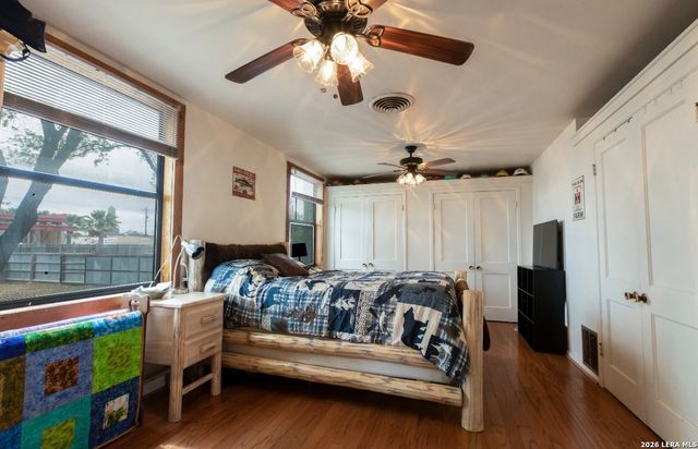 110 W BENTON AVE, Devine, TX 78016
