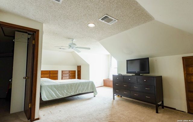 110 W BENTON AVE, Devine, TX 78016