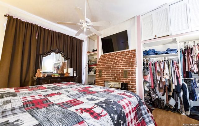 110 W BENTON AVE, Devine, TX 78016