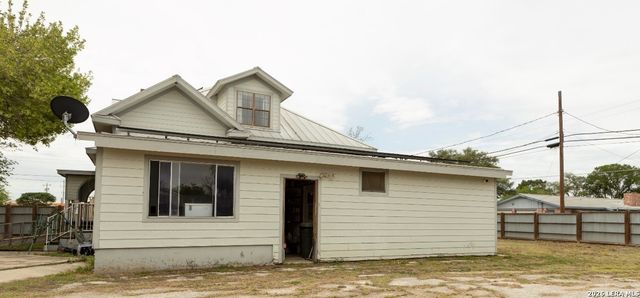 110 W BENTON AVE, Devine, TX 78016