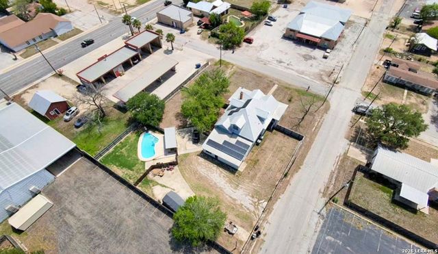 110 W BENTON AVE, Devine, TX 78016