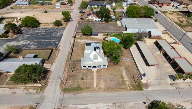 110 W BENTON AVE, Devine, TX 78016
