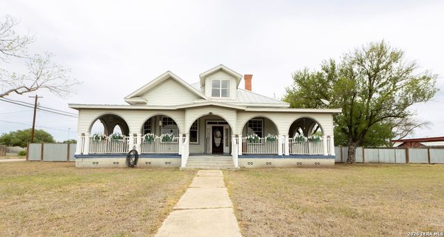 110 W BENTON AVE, Devine, TX 78016