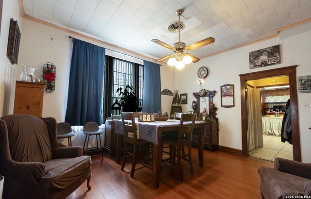 110 W BENTON AVE, Devine, TX 78016