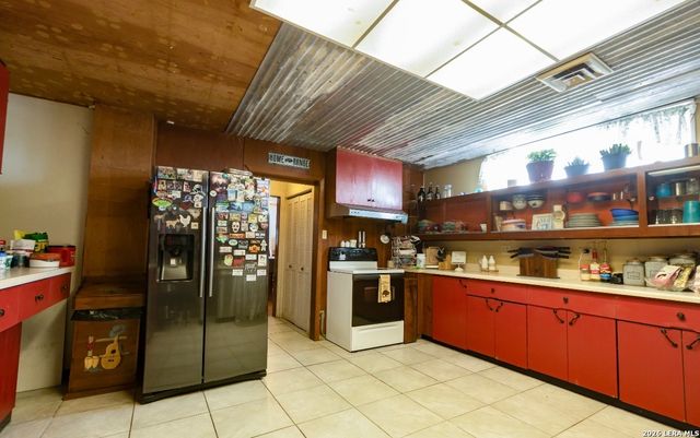 110 W BENTON AVE, Devine, TX 78016