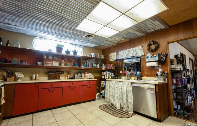 110 W BENTON AVE, Devine, TX 78016