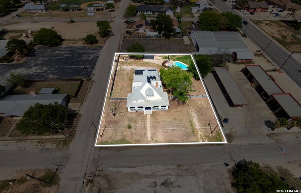 110 W BENTON AVE, Devine, TX 78016