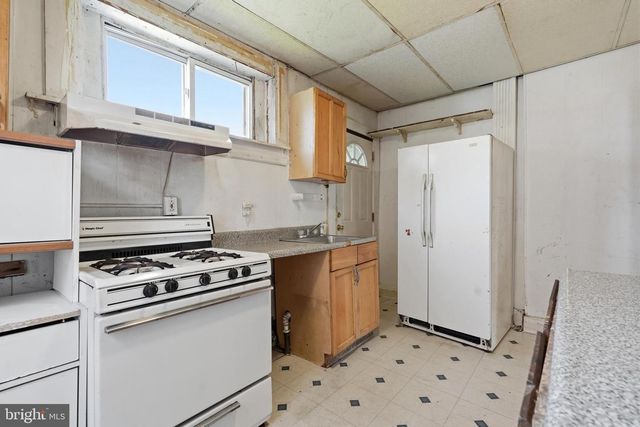 652 MANOR RD, Beverly, NJ 08010