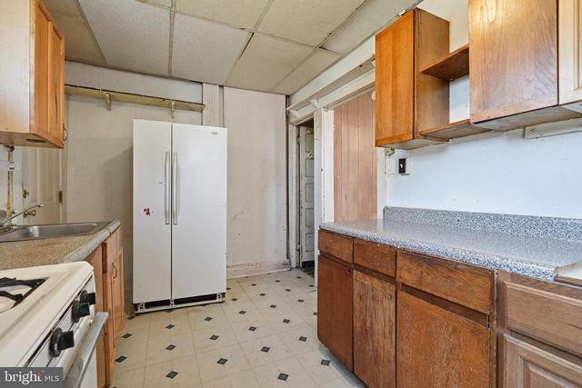652 MANOR RD, Beverly, NJ 08010