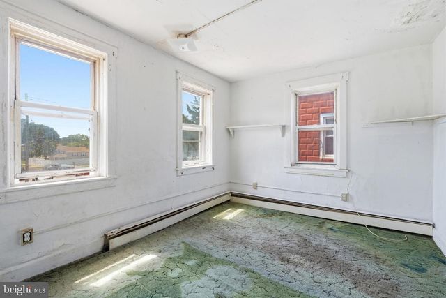 652 MANOR RD, Beverly, NJ 08010