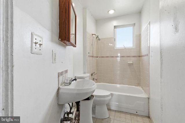652 MANOR RD, Beverly, NJ 08010