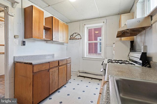 652 MANOR RD, Beverly, NJ 08010