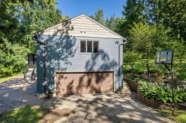 N1947 Forest Ridge DRIVE, La Crosse, WI 54601